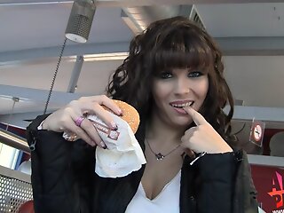 Freundin will im Abiding Food Restaurant blasen und frisst Sperma vom Burger - Aische Pervers