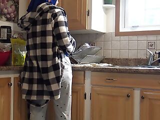 Syrian Housewife Gets Creampied By German Economize In The Kitchen