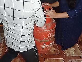 Gas Cylinder Ke sath-sath Pyashi Bhabhi Ki Chut Ki Traffic Thik Ki, kitchan me Chod Dala