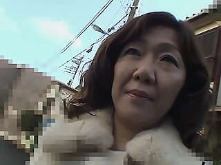 Japanese MILF Receiving The Cum In Her Pussy